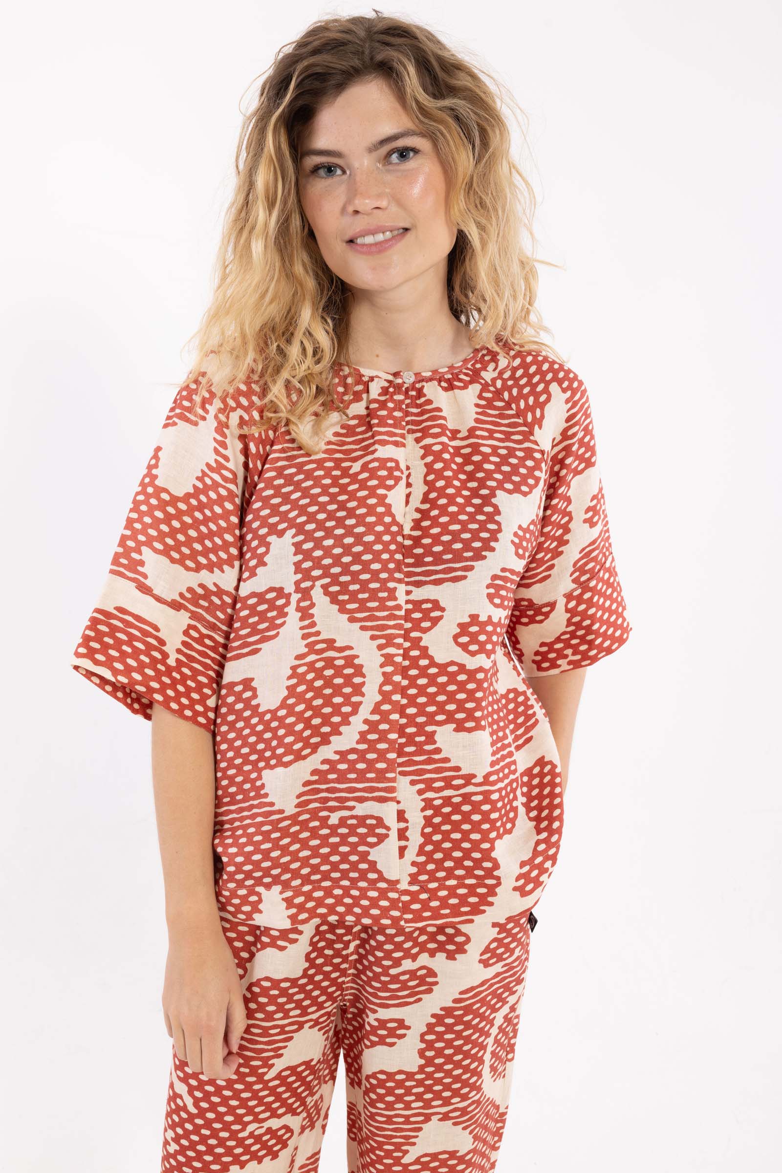 Sød skjortebluse i orangebrunt og sandfarvet mønster og lækker hørblanding til kvinder