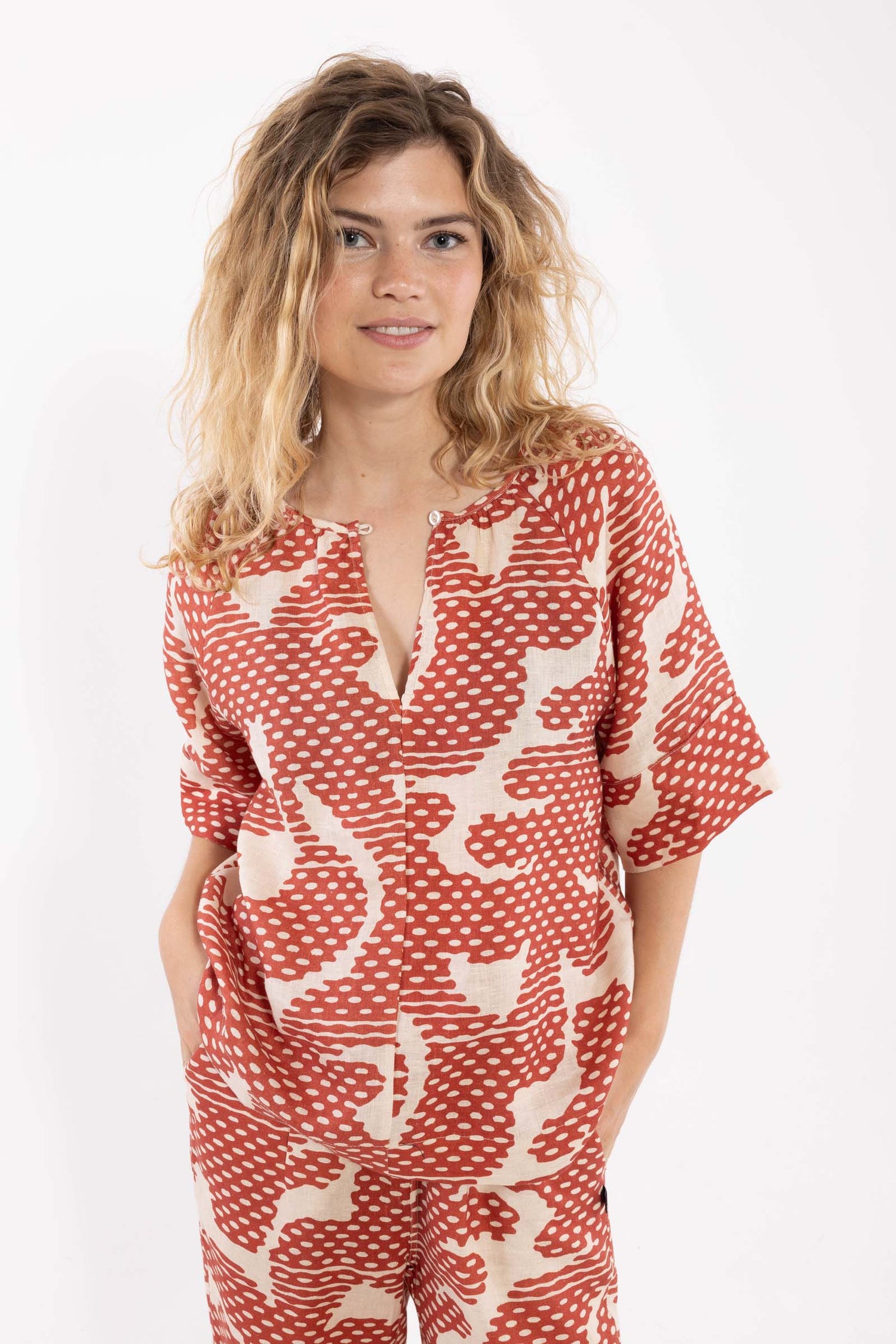 Sød skjortebluse i orangebrunt og sandfarvet mønster og lækker hørblanding til kvinder