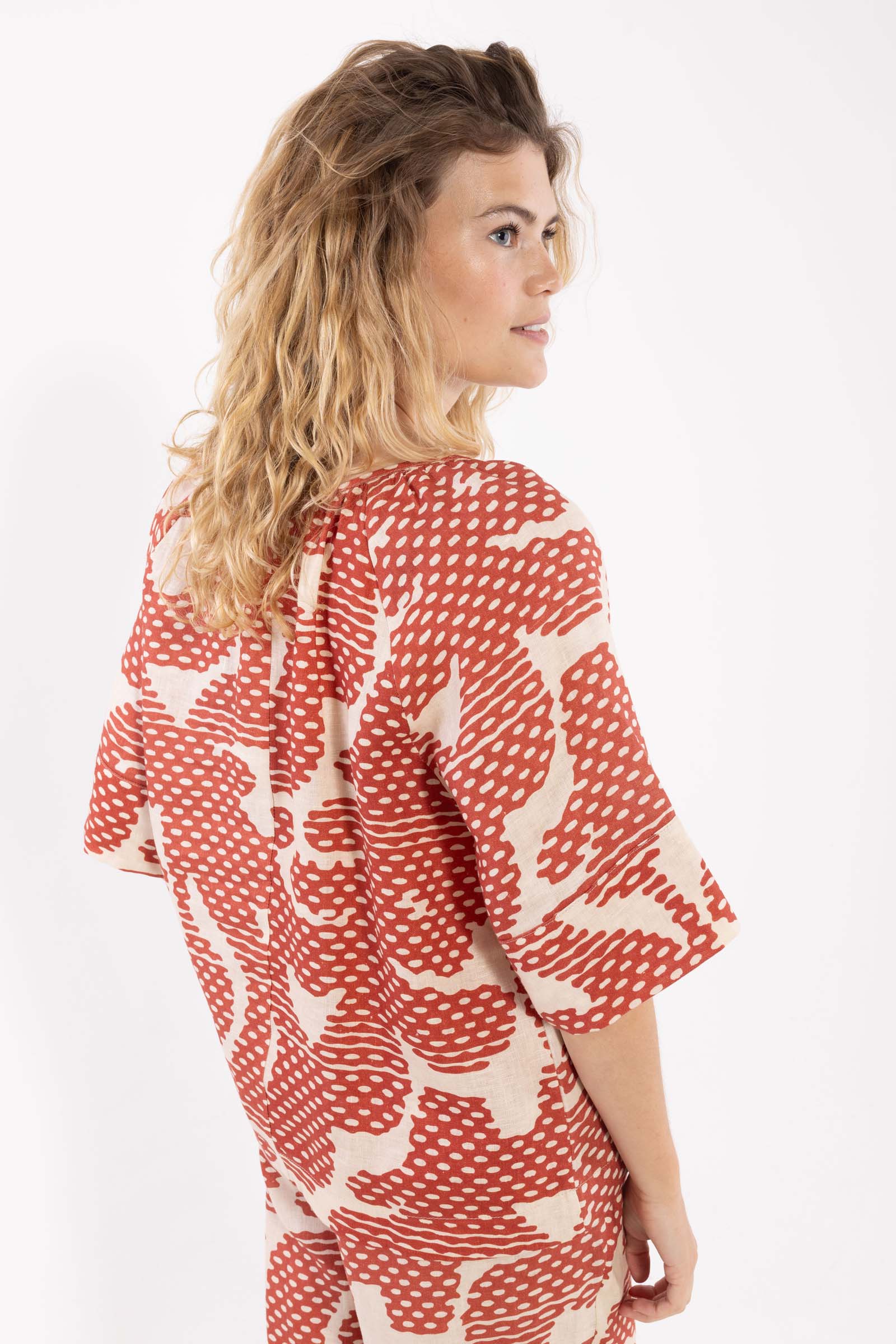 Sød skjortebluse i orangebrunt og sandfarvet mønster og lækker hørblanding til kvinder