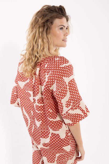 Sød skjortebluse i orangebrunt og sandfarvet mønster og lækker hørblanding til kvinder