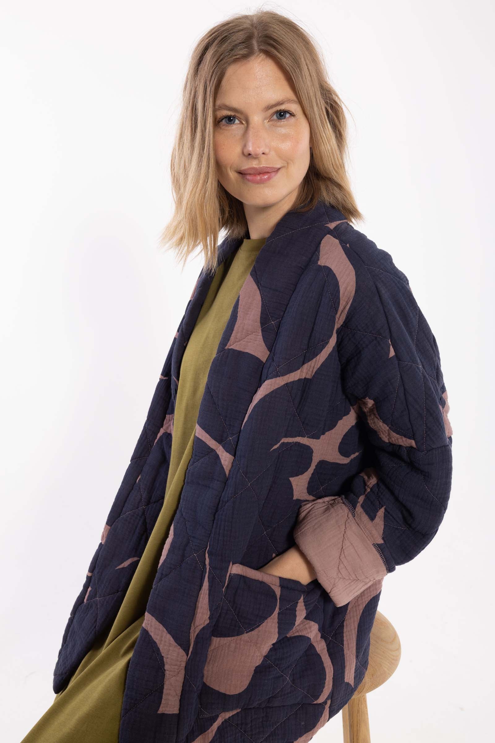 Smuk quiltet jakke med fint mønster til kvinder