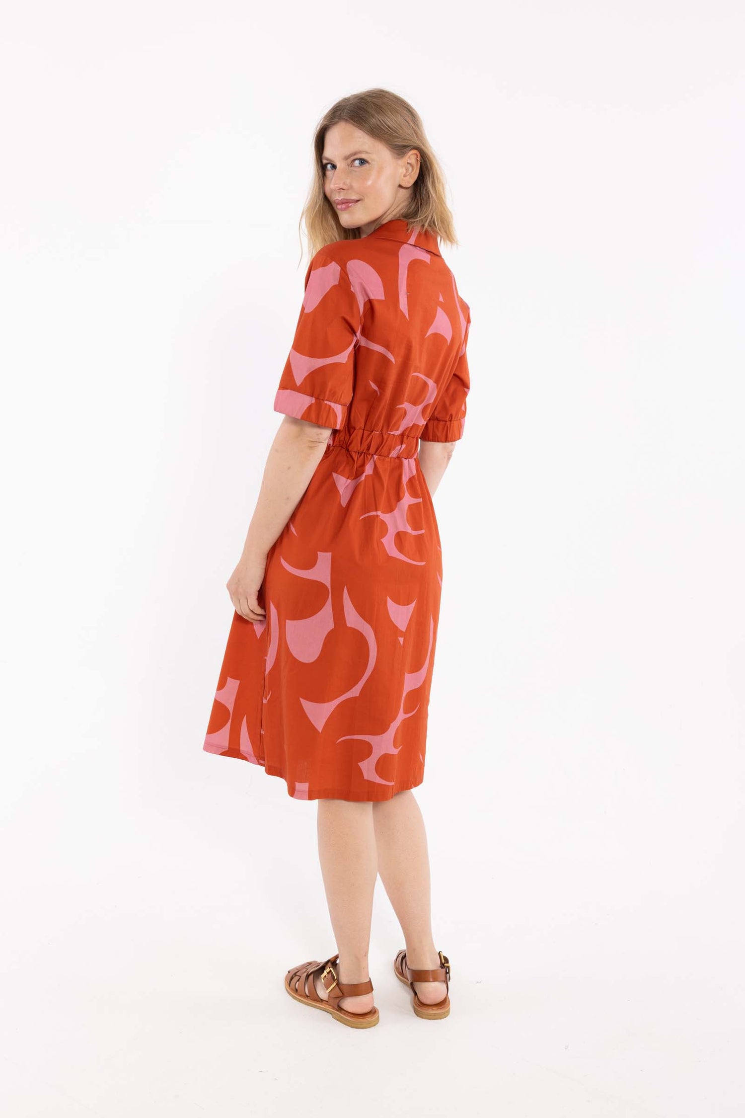 Fin skjortekjole med abstrakt mønster i rød og pink til kvinder