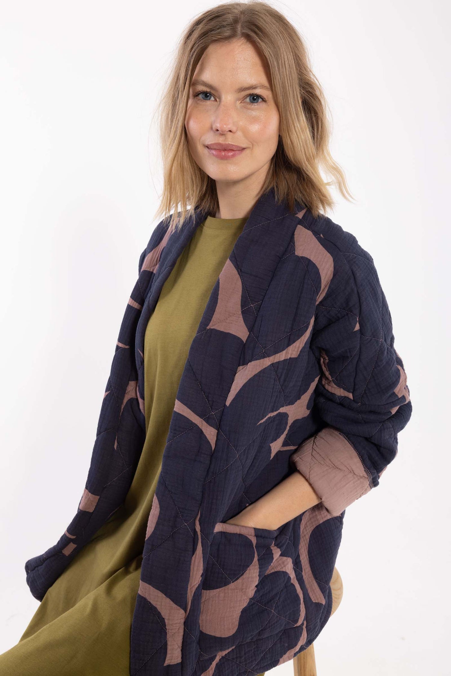 Smuk quiltet jakke med fint mønster til kvinder