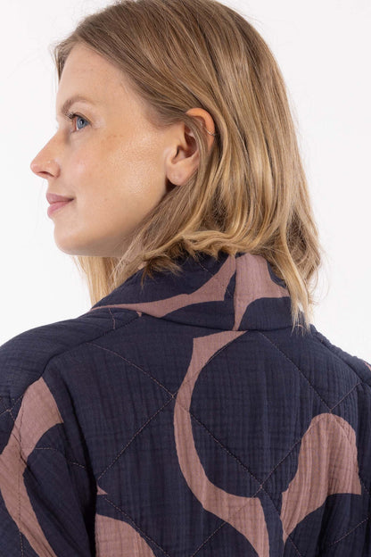 Smuk quiltet jakke med fint mønster til kvinder