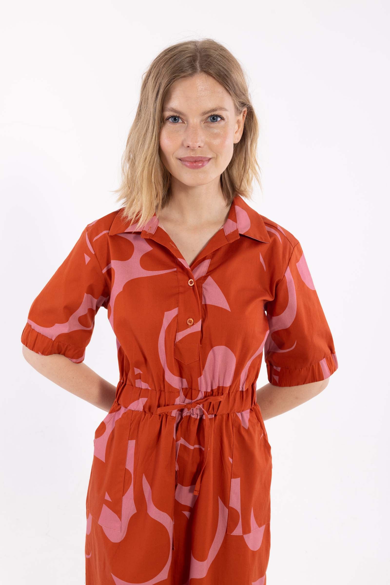 Fin skjortekjole med abstrakt mønster i rød og pink til kvinder