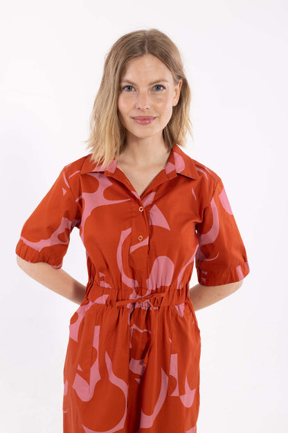 Fin skjortekjole med abstrakt mønster i rød og pink til kvinder