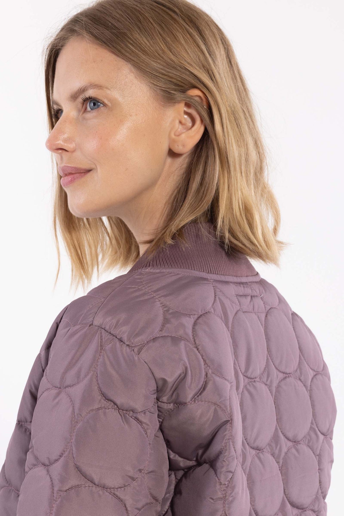 Fin quiltet termojakke i mauve til kvinder