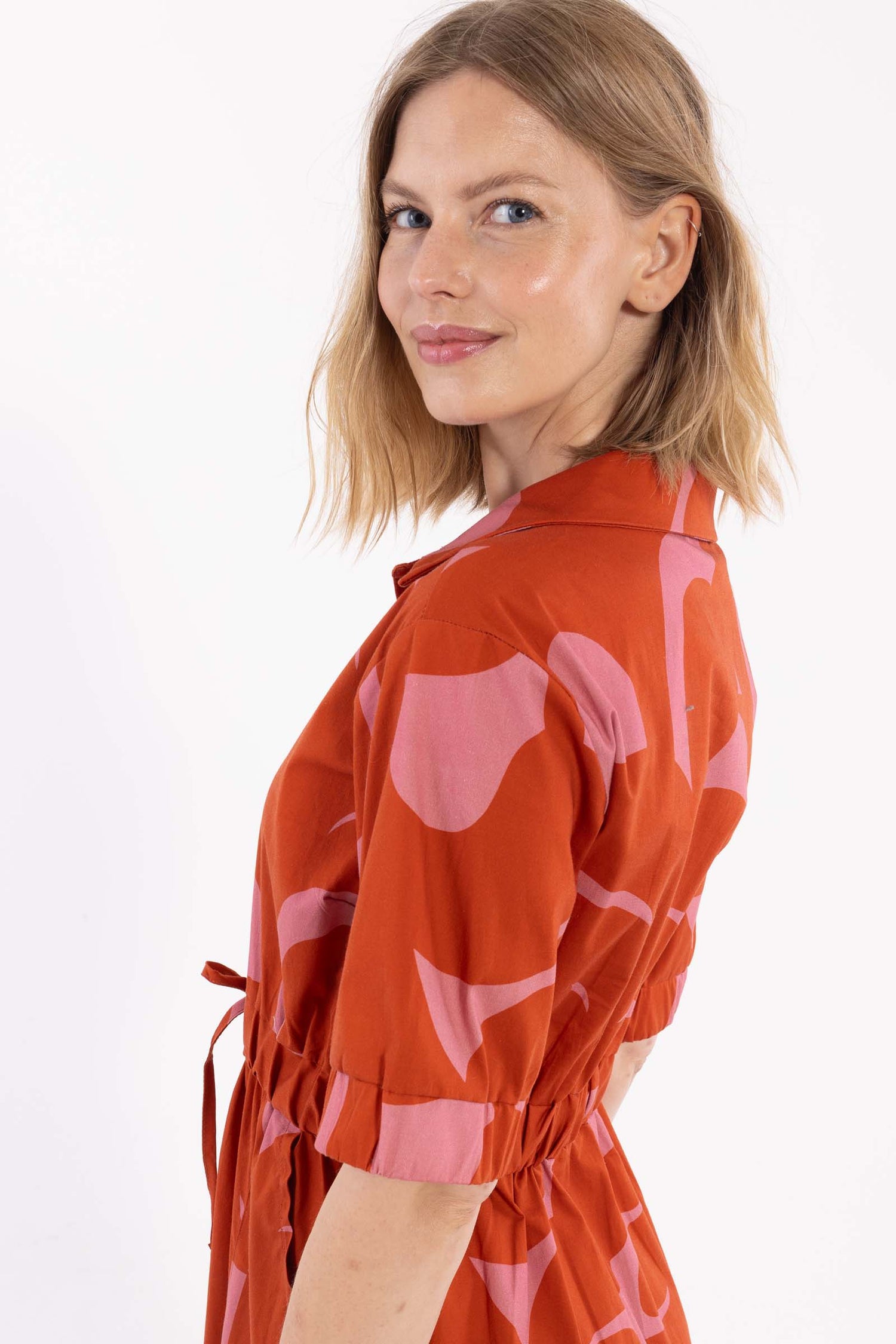 Fin skjortekjole med abstrakt mønster i rød og pink til kvinder