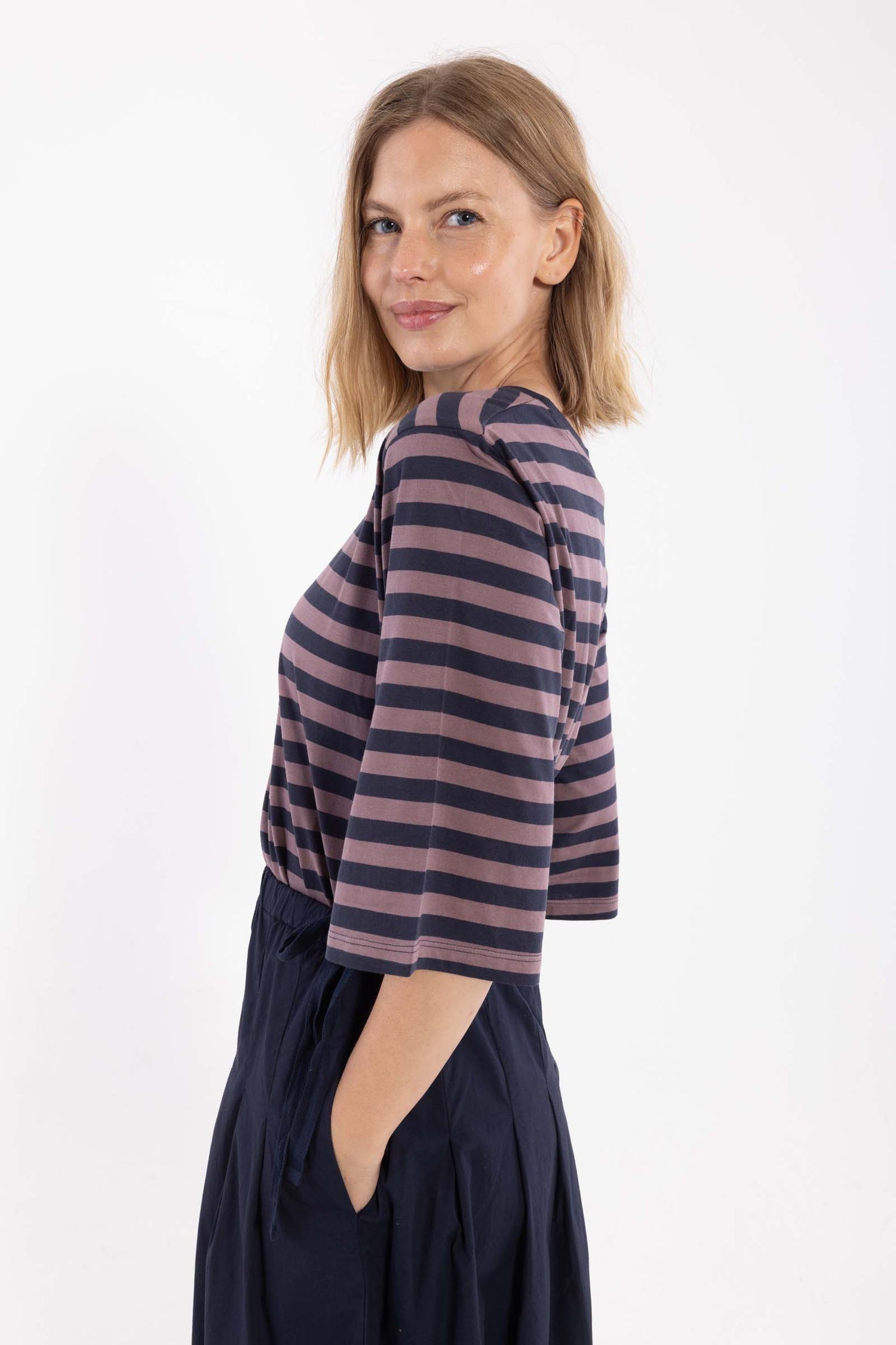 Fin t-shirt med striber, rund hals og lidt længere ærmer til kvinder