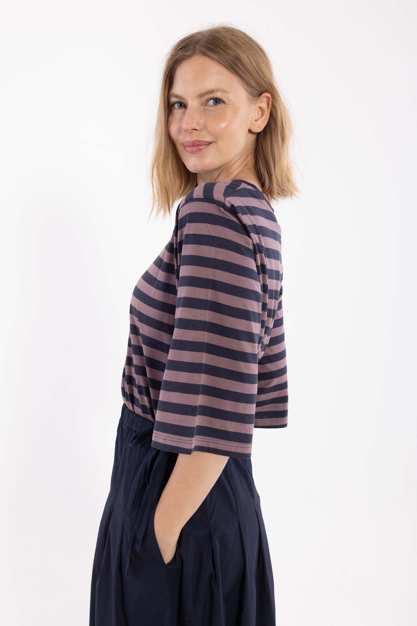 Fin t-shirt med striber, rund hals og lidt længere ærmer til kvinder