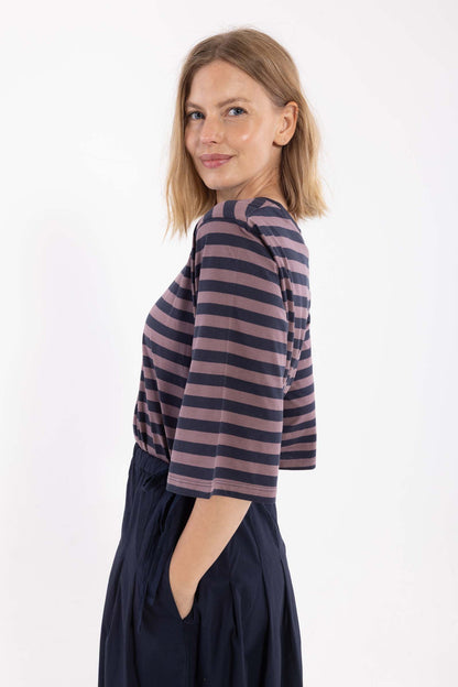 Fin t-shirt med striber, rund hals og lidt længere ærmer til kvinder