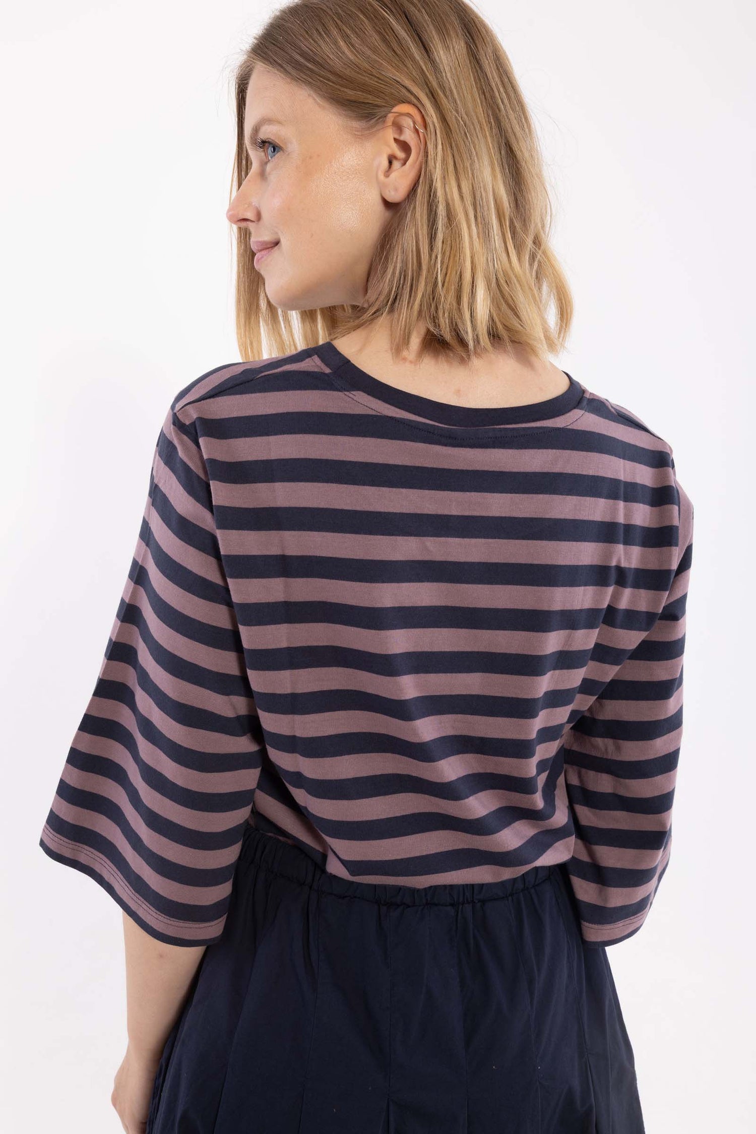 Fin t-shirt med striber, rund hals og lidt længere ærmer til kvinder