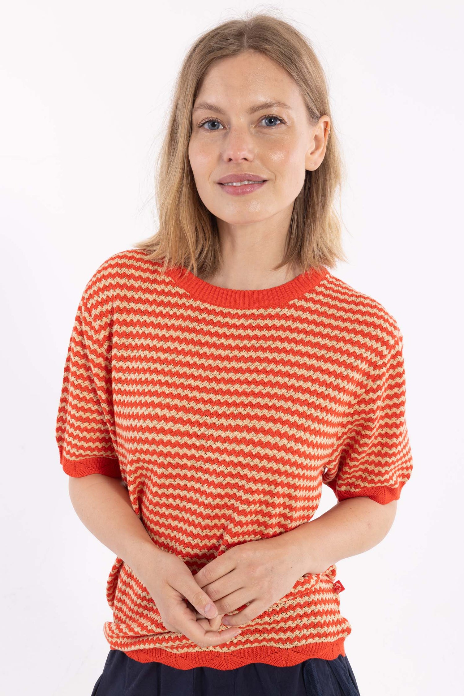 Fin kortærmet sweater i perlestrik med bølgede striber i rød og varm sandfarve