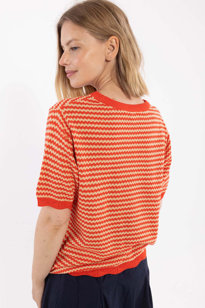 Fin kortærmet sweater i perlestrik med bølgede striber i rød og varm sandfarve