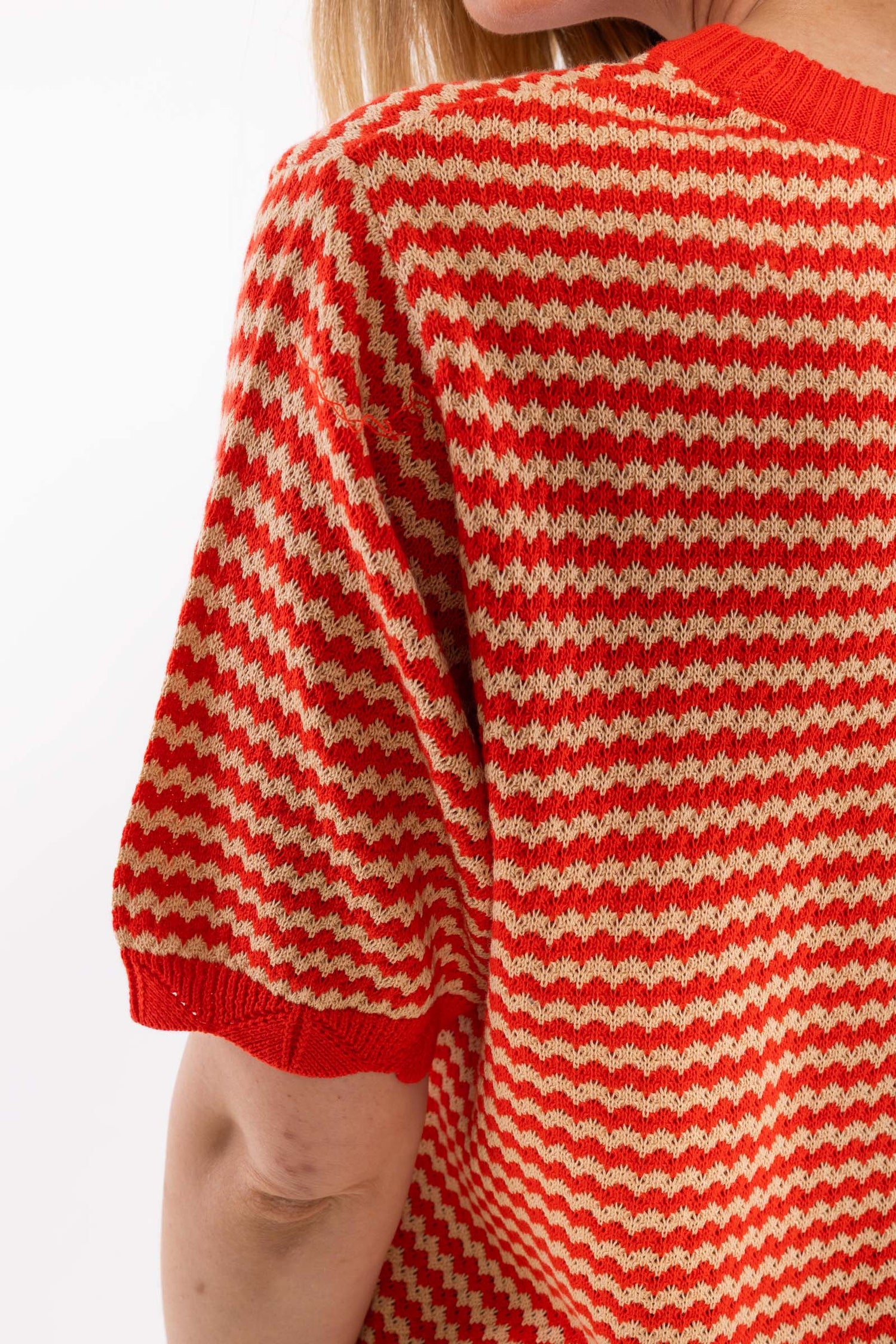 Fin kortærmet sweater i perlestrik med bølgede striber i rød og varm sandfarve