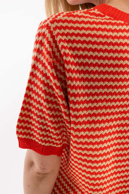 Fin kortærmet sweater i perlestrik med bølgede striber i rød og varm sandfarve