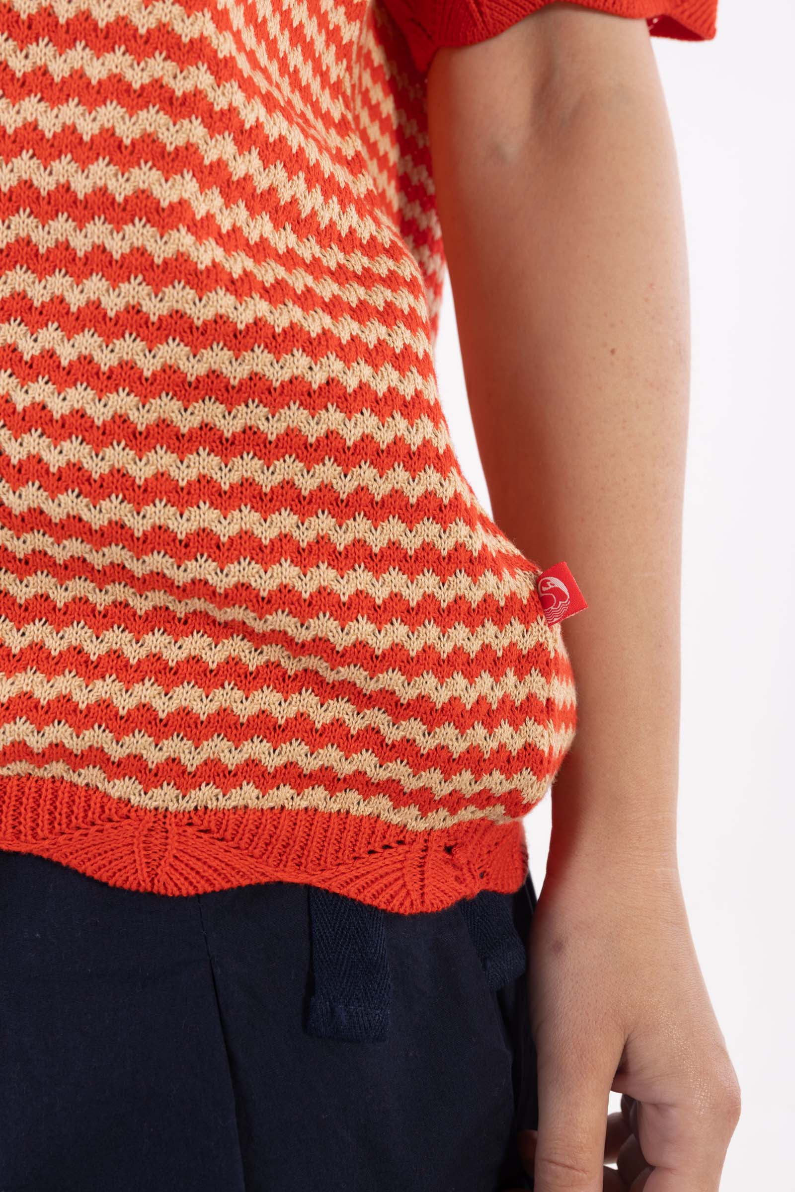 Fin kortærmet sweater i perlestrik med bølgede striber i rød og varm sandfarve