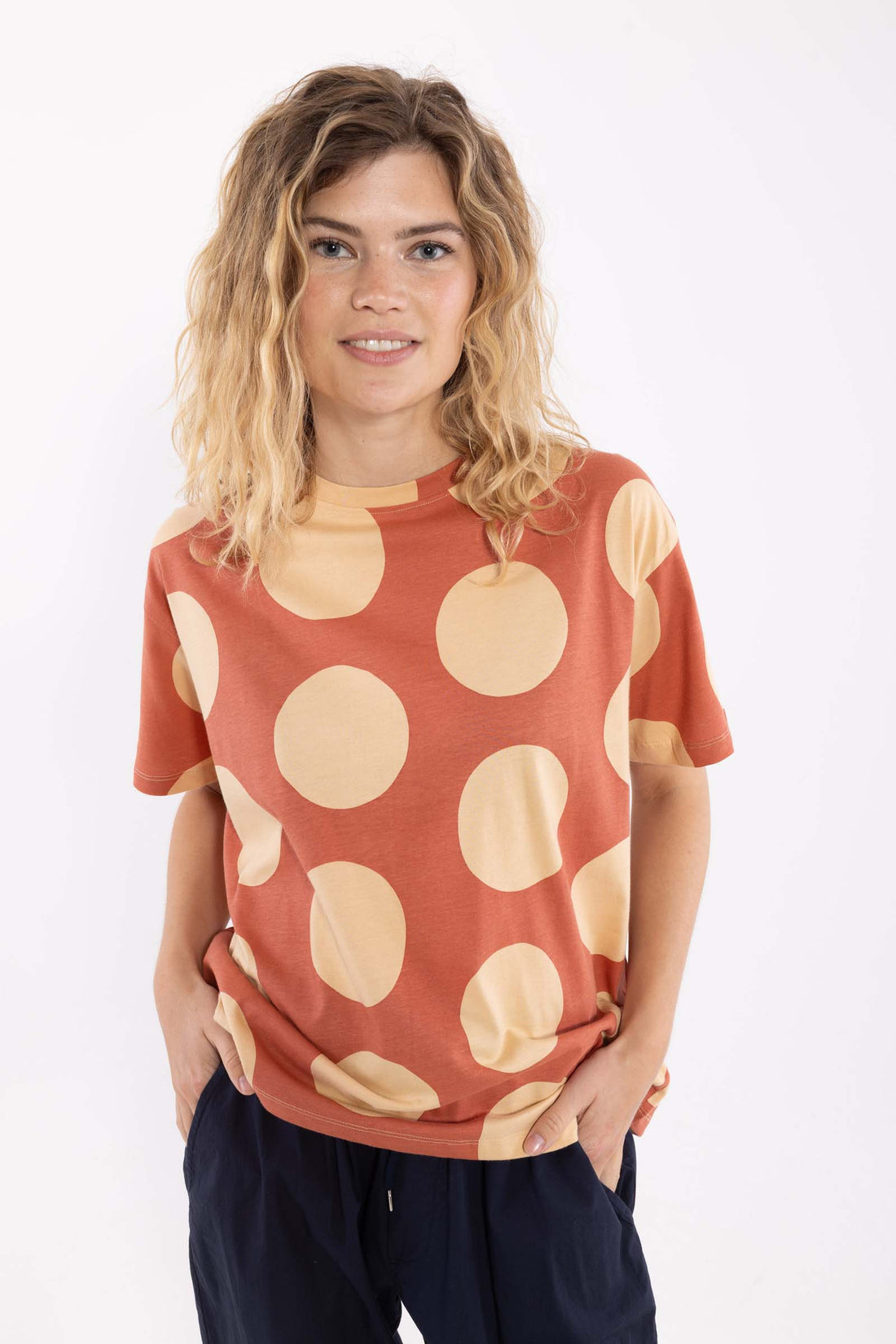 Fin boxy t-shirt med print af store prikker og rund hals til kvinder