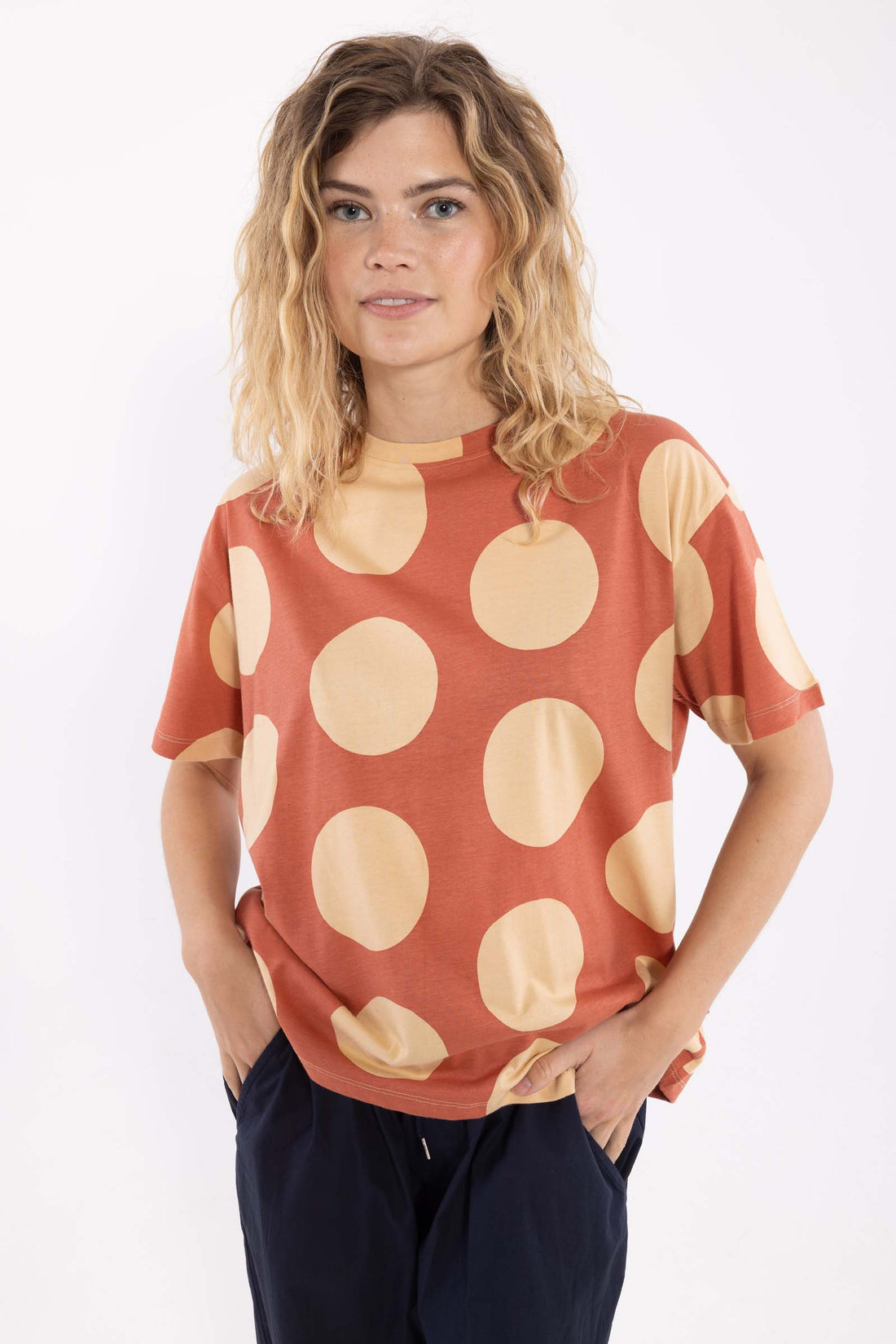 Fin boxy t-shirt med print af store prikker og rund hals til kvinder