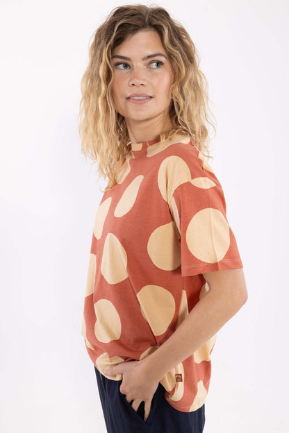 Fin boxy t-shirt med print af store prikker og rund hals til kvinder