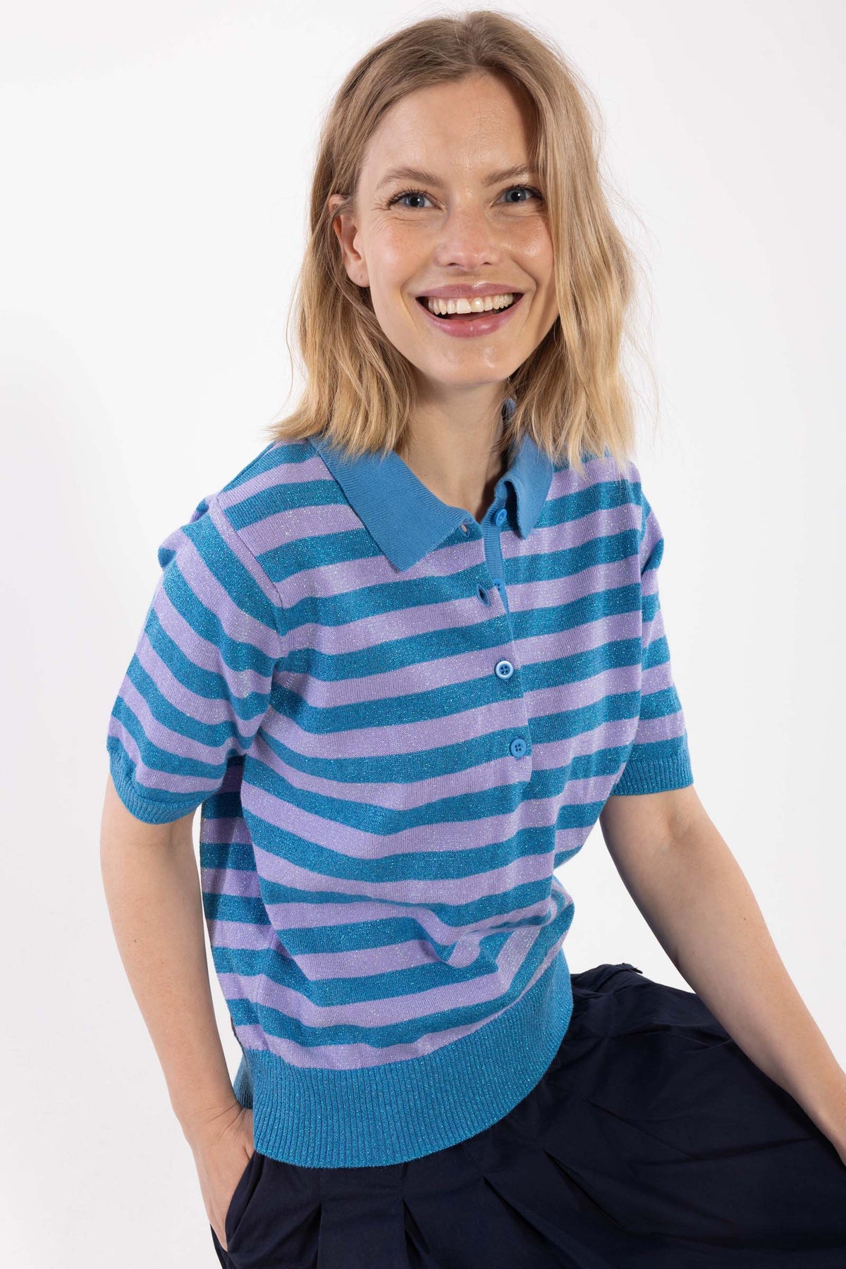 Smart stribet sweater i blå og lilla med glitter, krave og korte ærmer til kvinder