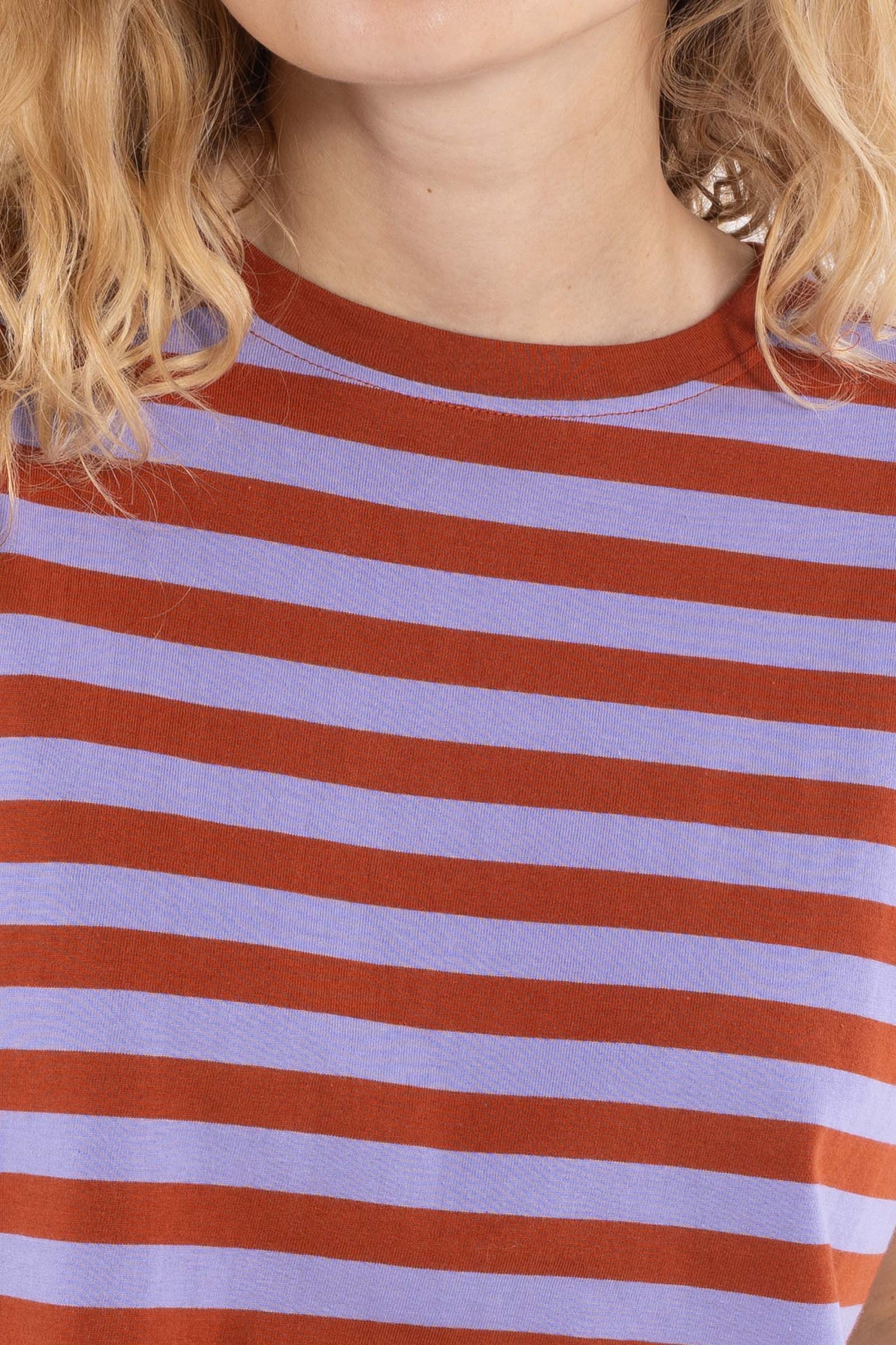 Fin boxy t-shirt med rund hals og striber i lyslilla og brændt rød til kvinder