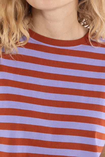 Fin boxy t-shirt med rund hals og striber i lyslilla og brændt rød til kvinder