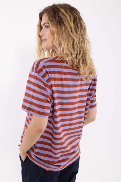 Fin boxy t-shirt med rund hals og striber i lyslilla og brændt rød til kvinder