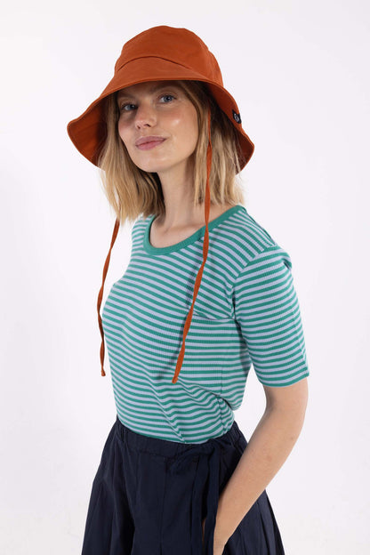 Stribet t-shirt i blå og grøn til kvinder