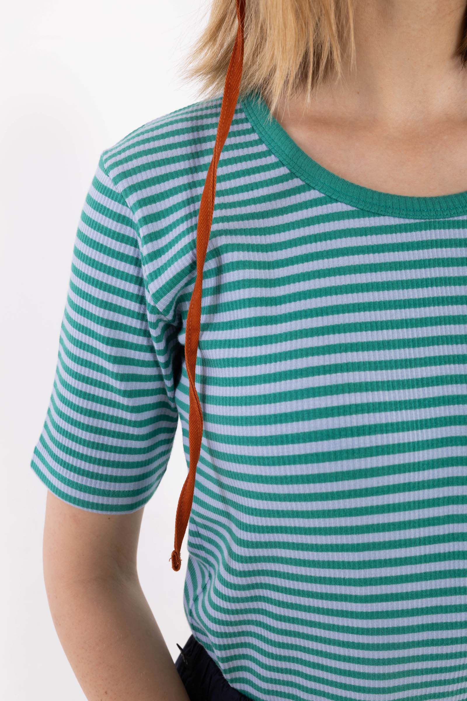 Stribet t-shirt i blå og grøn til kvinder