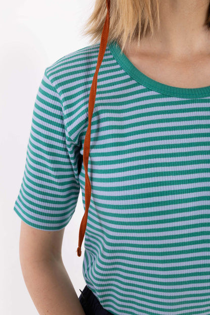 Stribet t-shirt i blå og grøn til kvinder