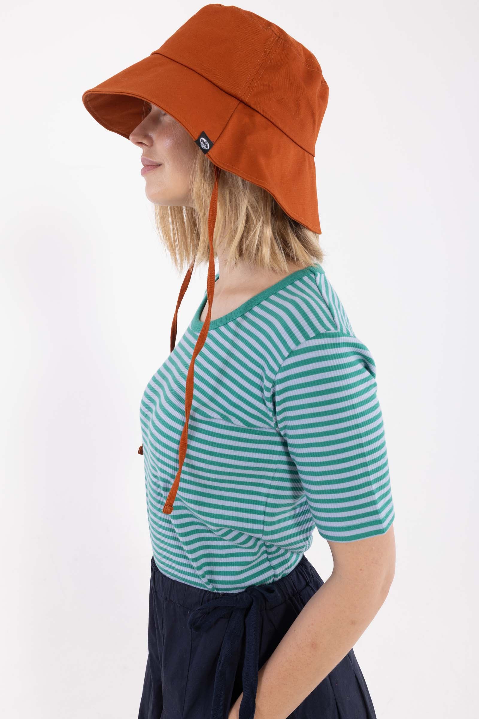 Stribet t-shirt i blå og grøn til kvinder