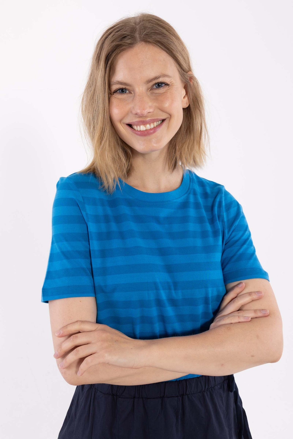 Smart t-shirt med rund hals og blå striber til kvinder
