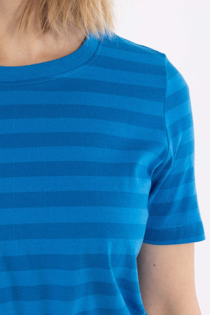 Smart t-shirt med rund hals og blå striber til kvinder
