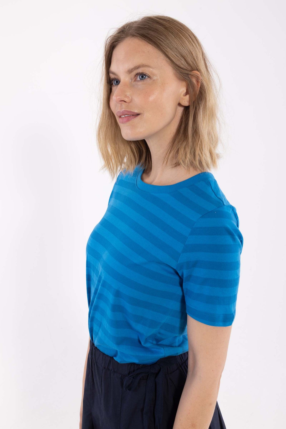 Smart t-shirt med rund hals og blå striber til kvinder