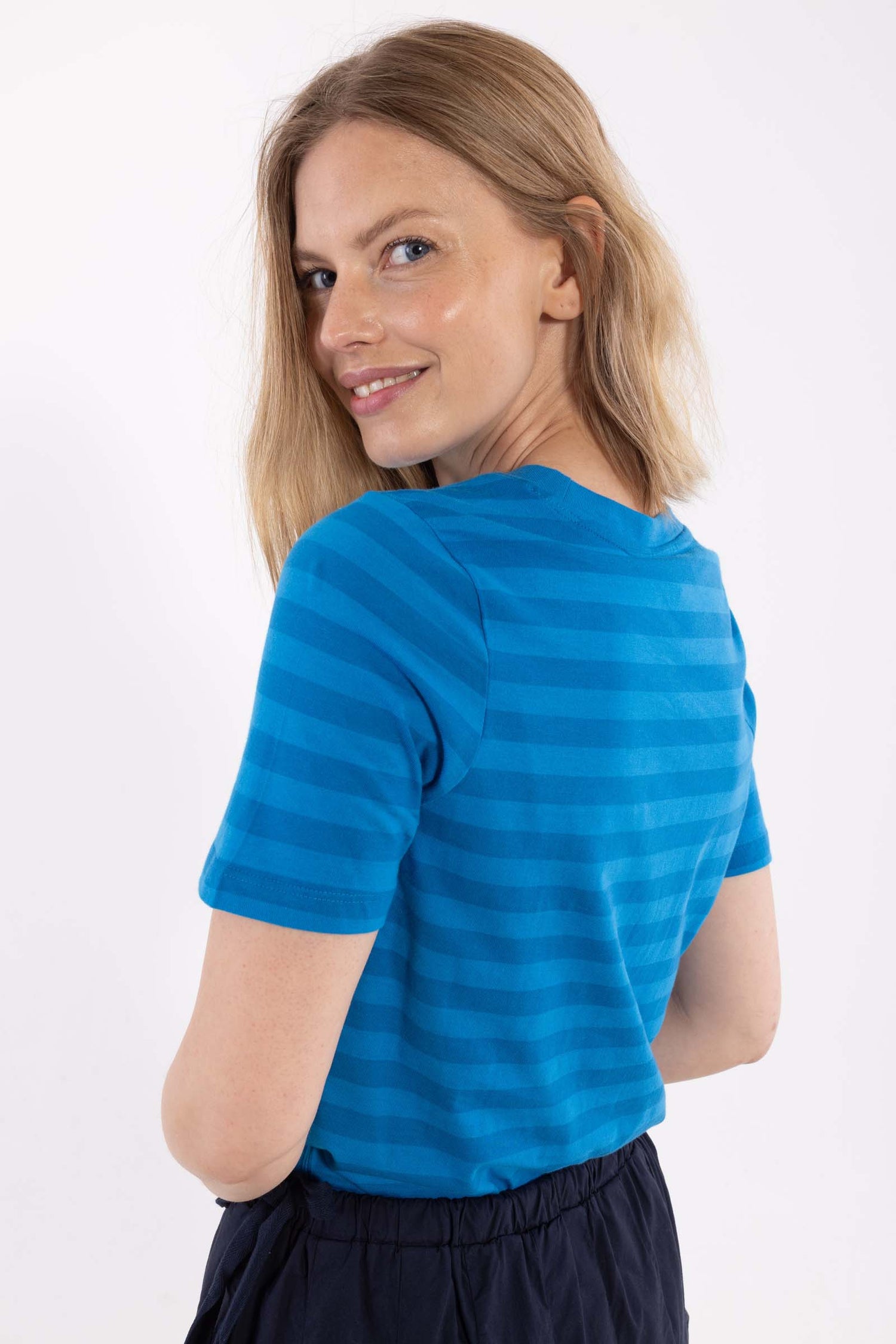 Smart t-shirt med rund hals og blå striber til kvinder