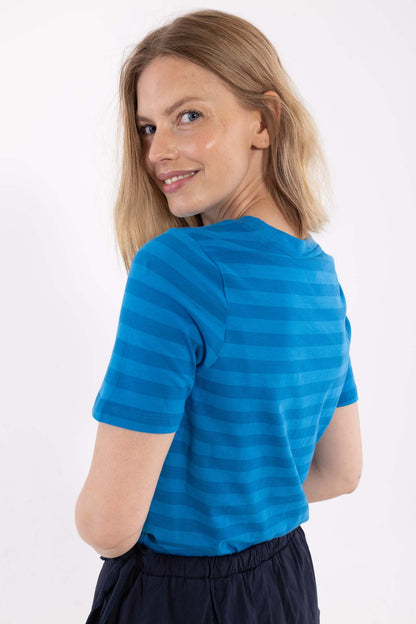 Smart t-shirt med rund hals og blå striber til kvinder