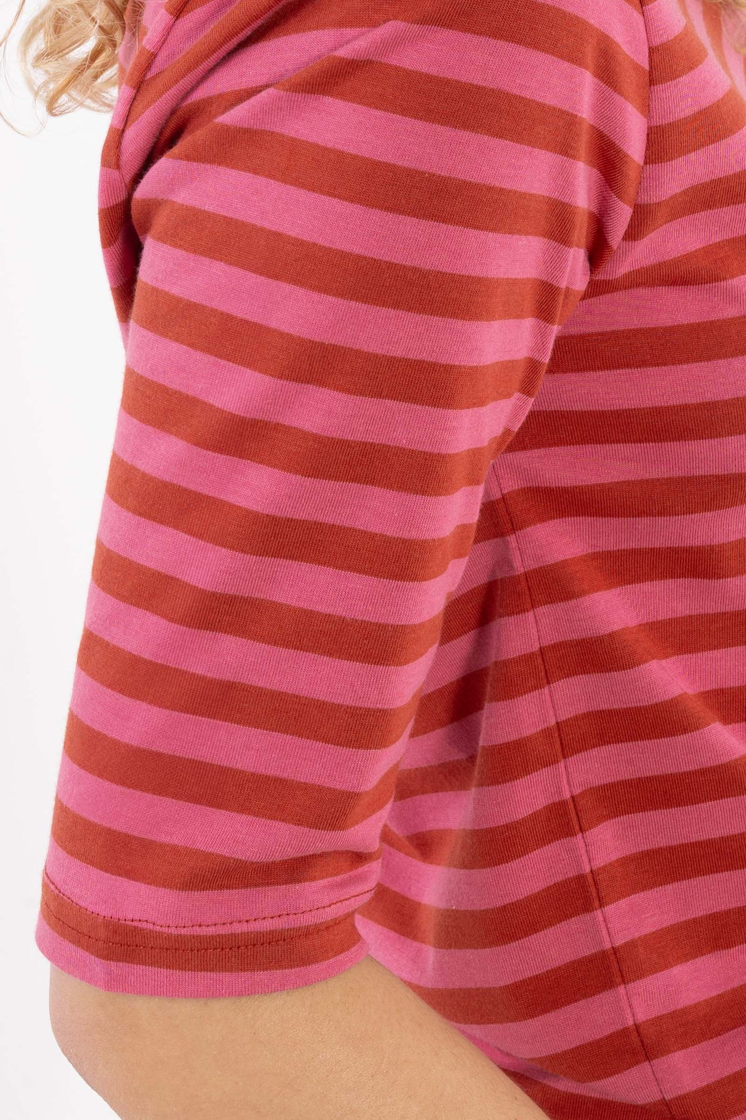 Lækker t-shirt med striber i brændt rød og pink til kvinder