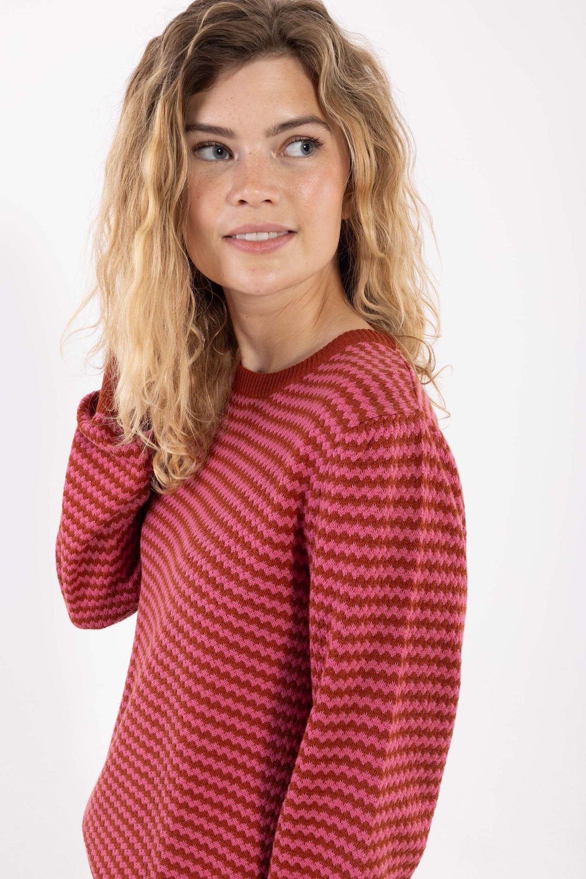 Sød perlestrikket sweater med bølgede striber i brændt rød og lyserød til kvinder