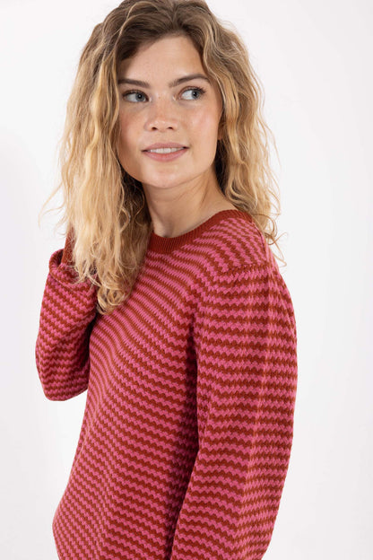 Sød perlestrikket sweater med bølgede striber i brændt rød og lyserød til kvinder