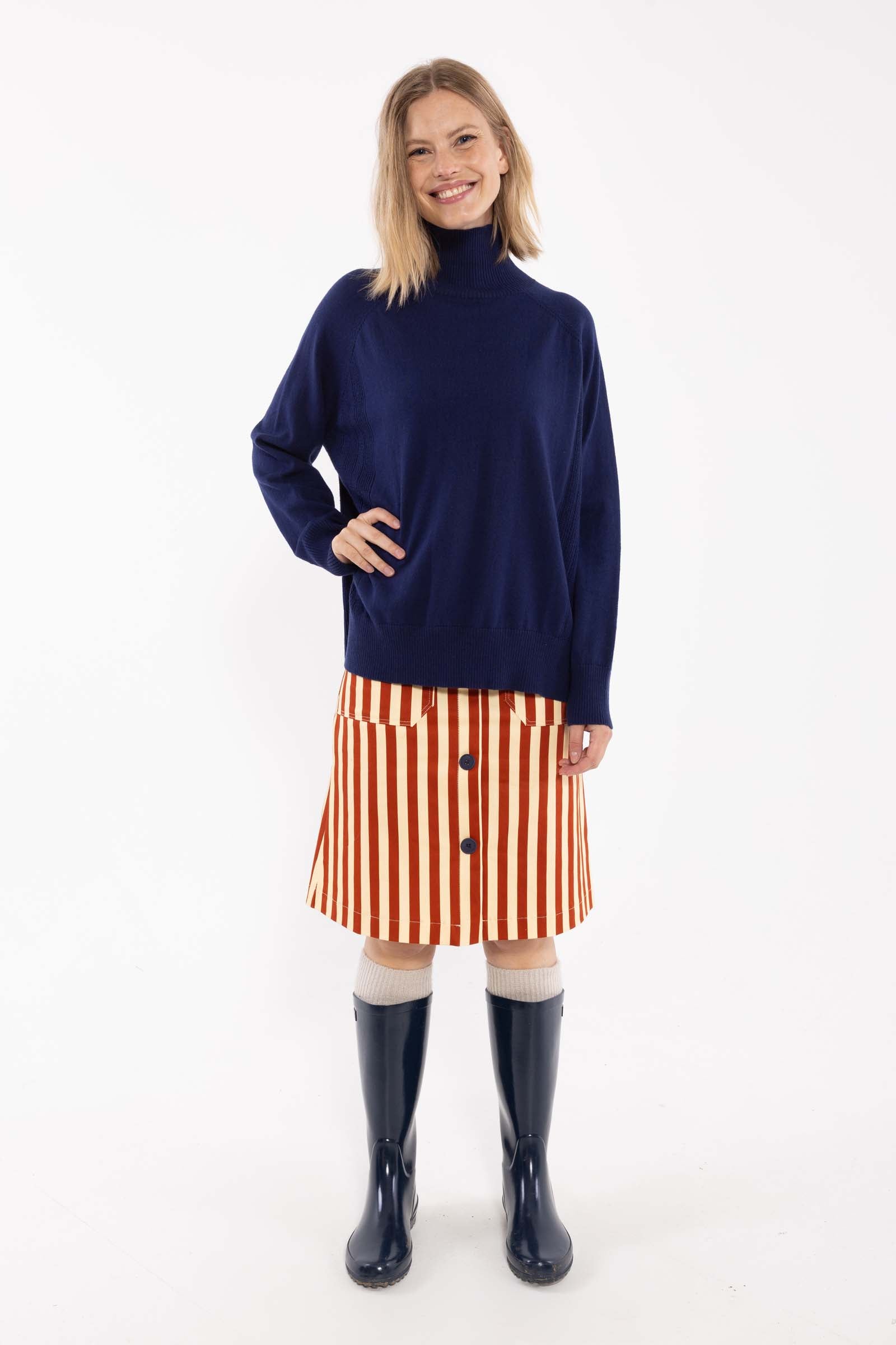 Flot højhalset sweater i mørkeblå til kvinder fra Danefæ