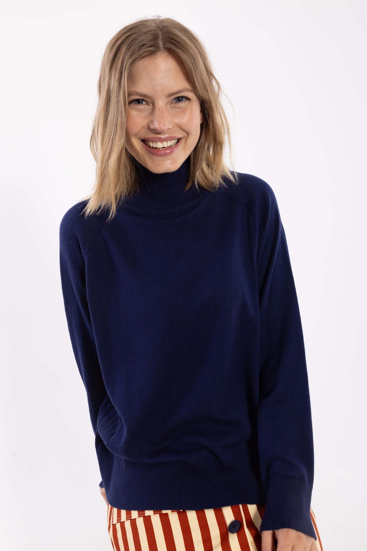 Flot højhalset sweater i mørkeblå til kvinder fra Danefæ