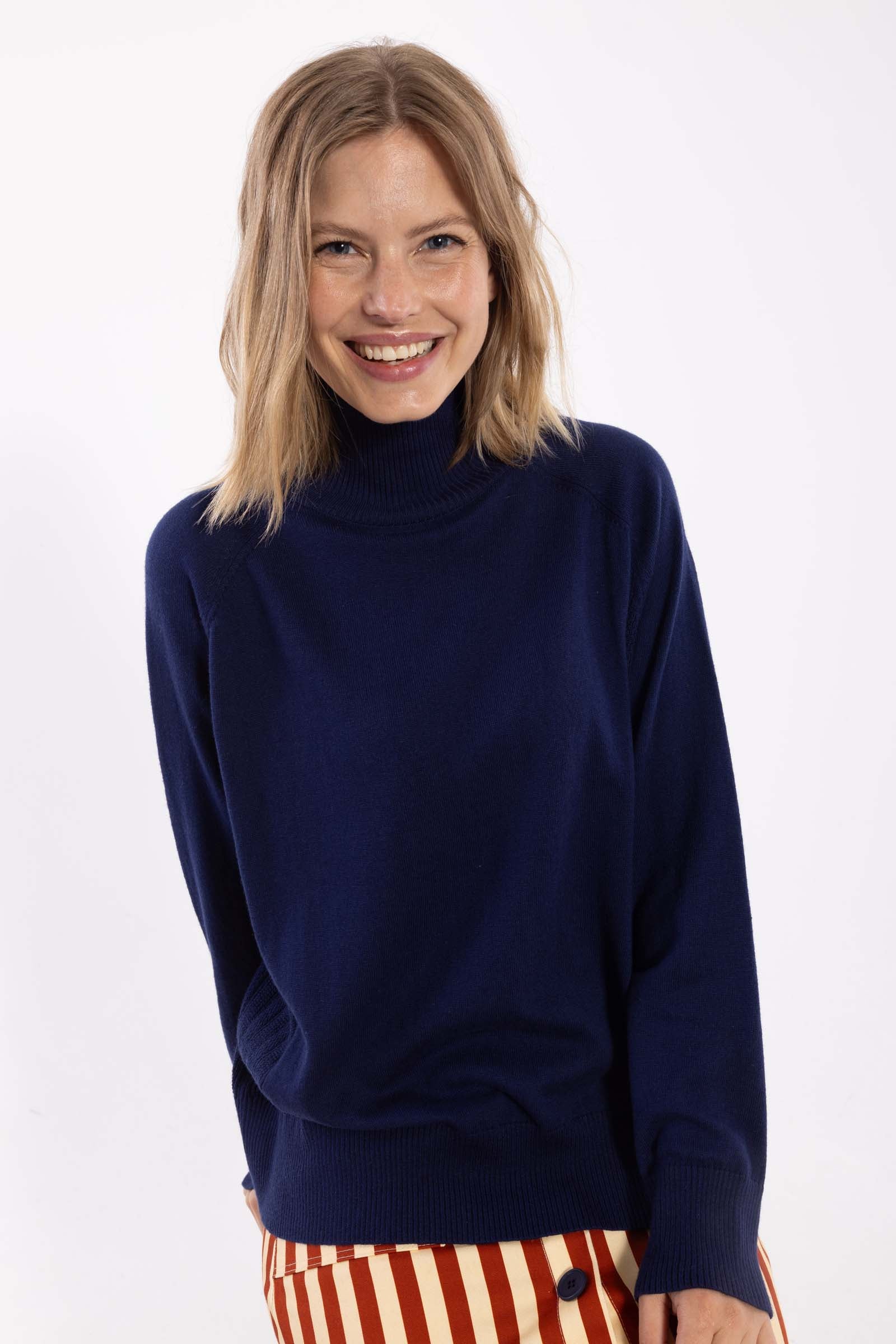 Flot højhalset sweater i mørkeblå til kvinder fra Danefæ