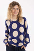 Lækker sweater i mørkeblå med store prikker i lys beige til kvinder