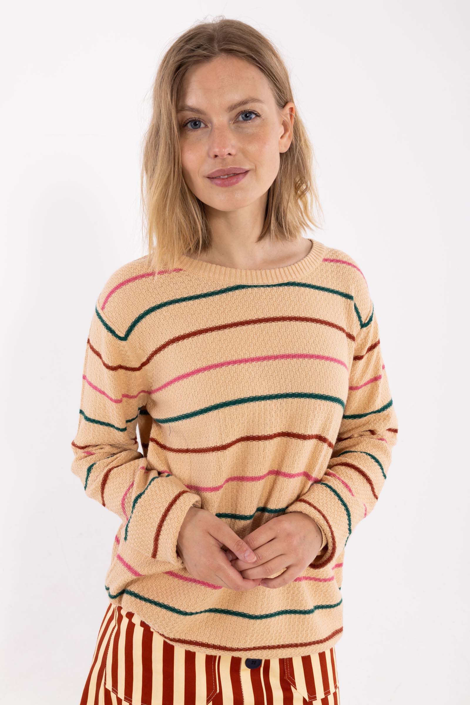 Fin perlestrikket sweater med smalle striber til kvinder