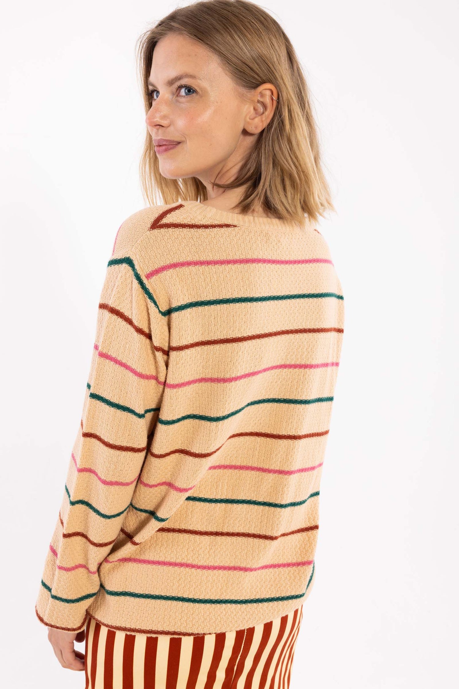 Fin perlestrikket sweater med smalle striber til kvinder