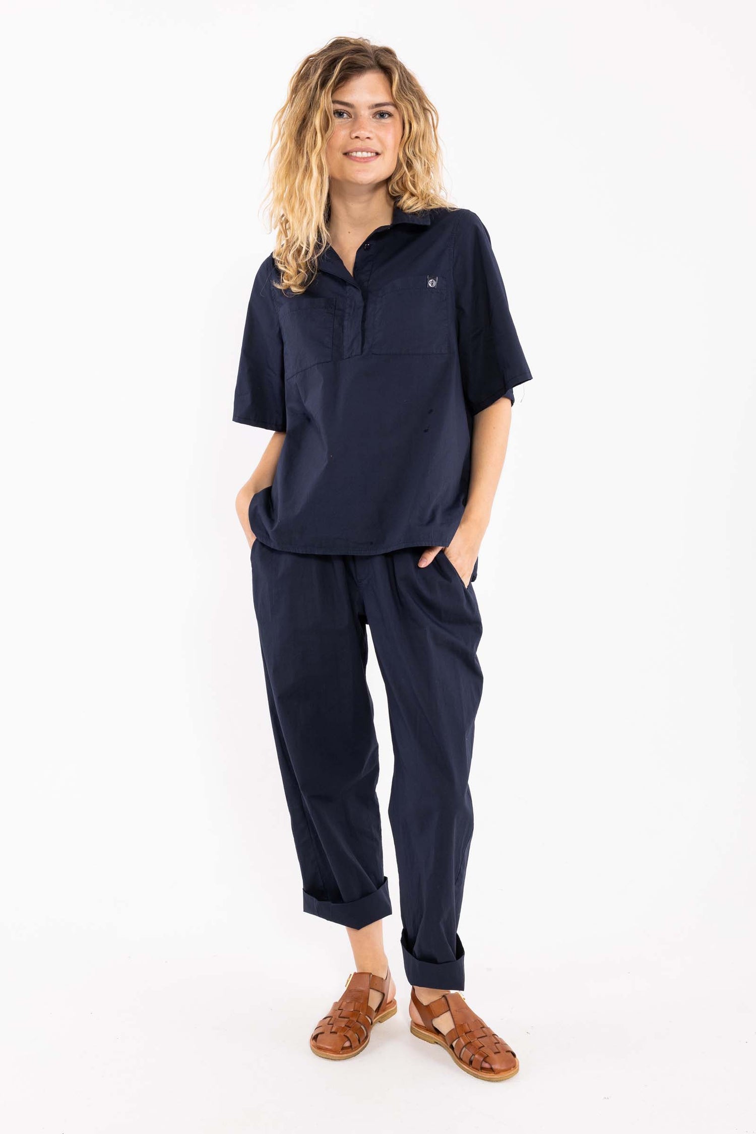 Lækker kortærmet navyblå skjorte til kvinder