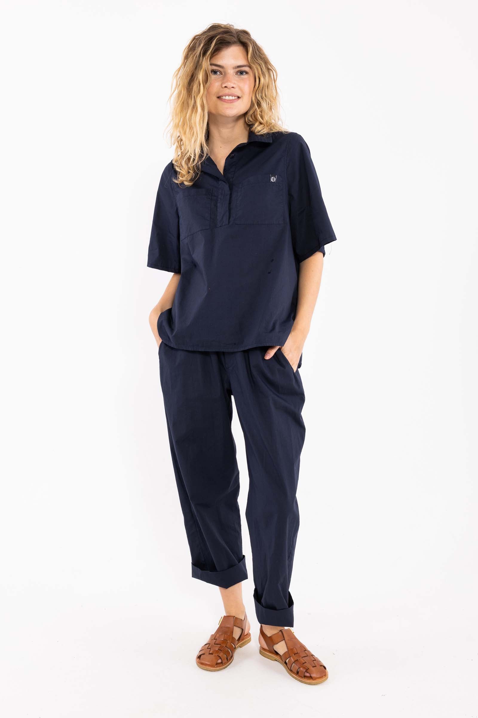 Lækker kortærmet navyblå skjorte til kvinder