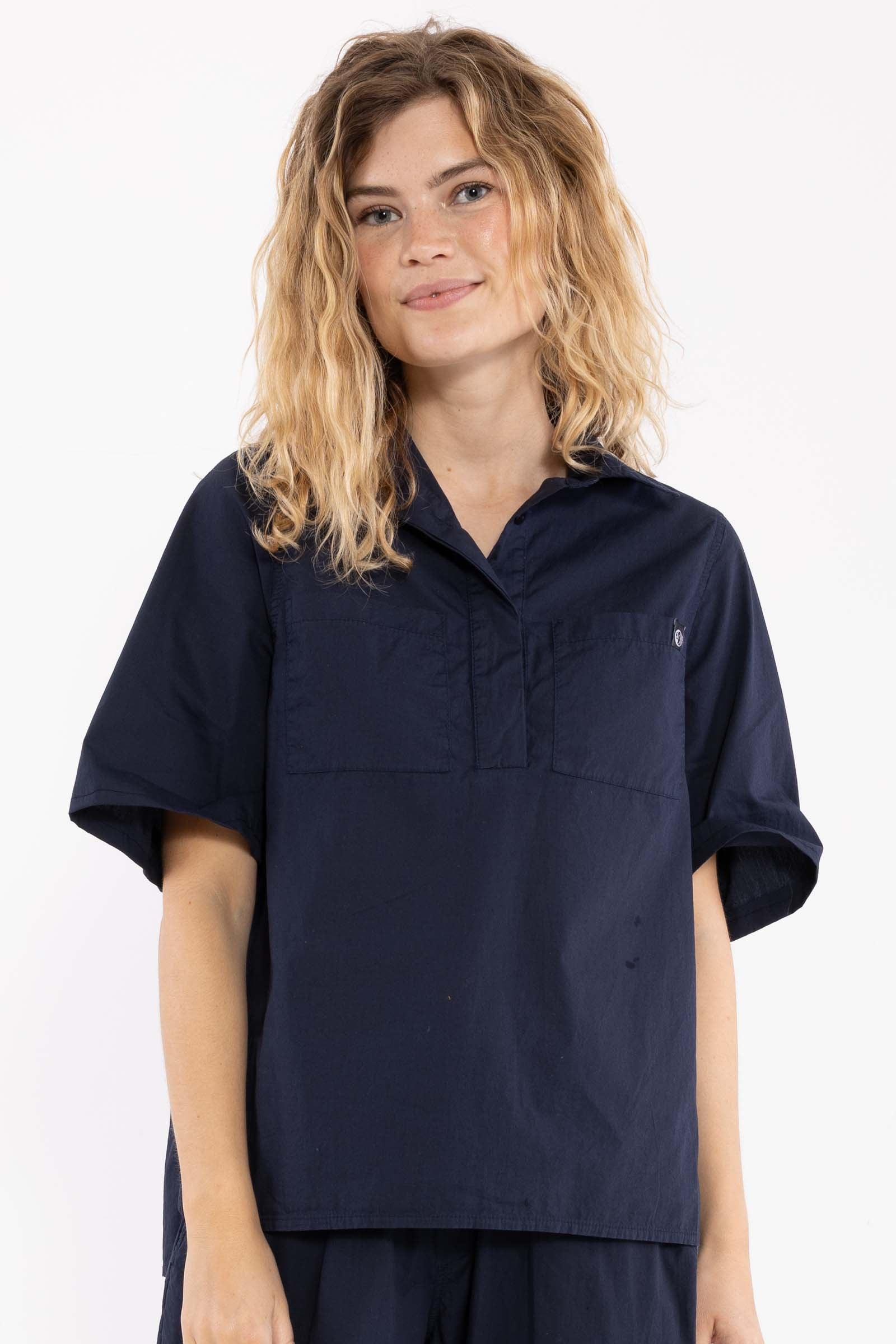 Lækker kortærmet navyblå skjorte til kvinder