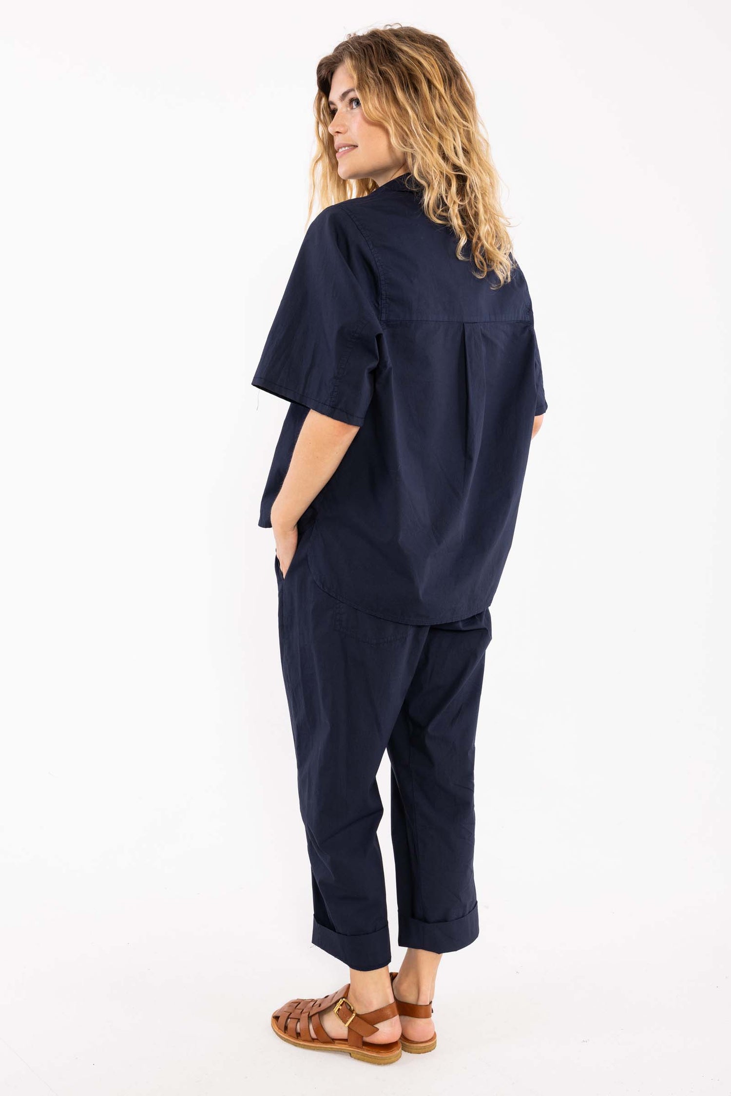Lækker kortærmet navyblå skjorte til kvinder